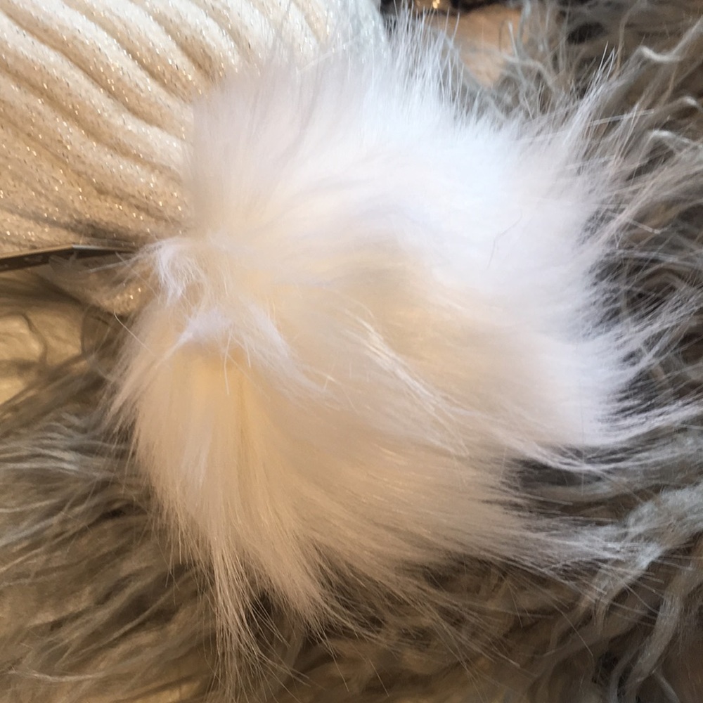 White hat Pom Pom NEW - Picture 6 of 7